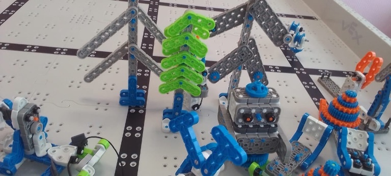 Ребята на занятии создавали новогодние праздничные игрушки из робототехнического конструктора.