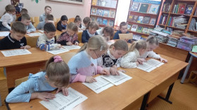 В преддверии дня православной книги школьная библиотека провела для второклассников литературно-познавательный час.