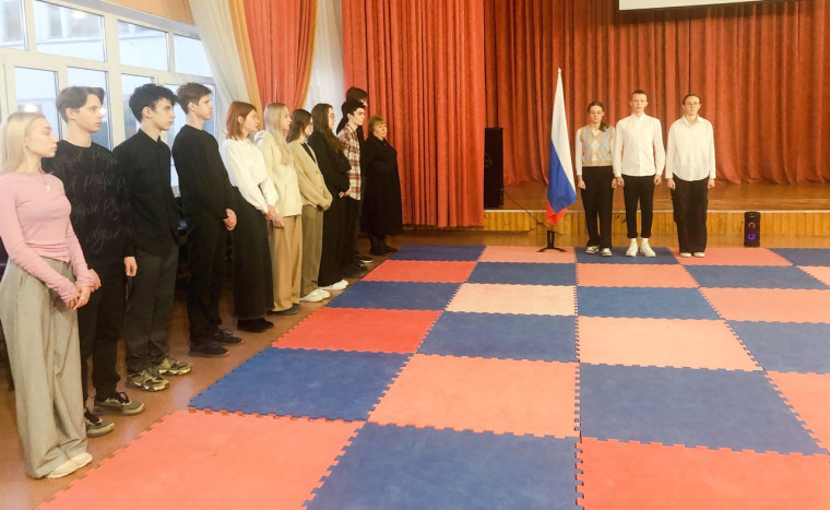 Начинаем учебную неделю с выноса Государственного флага Российской Федерации.На линейку были приглашены 10-11 классы.