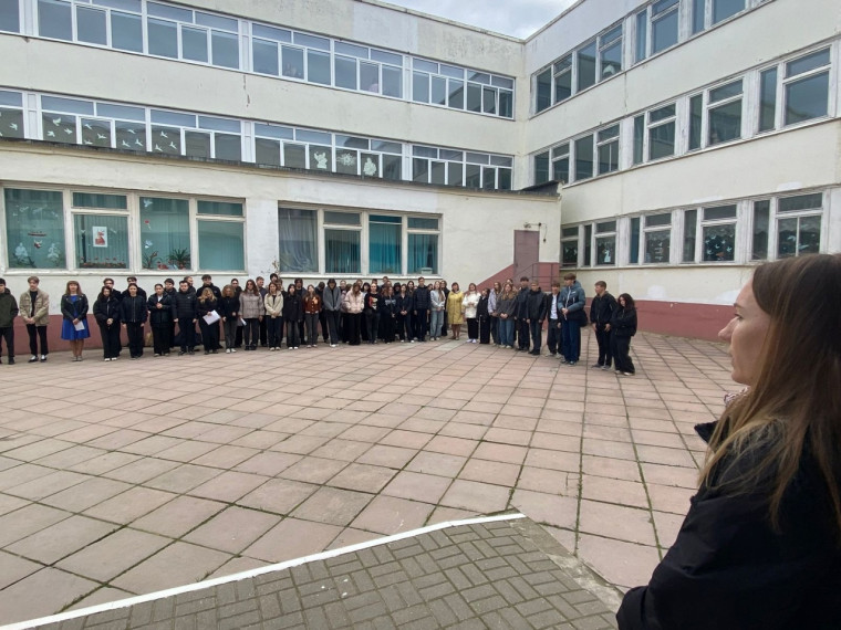 Начинаем учебную неделю с выноса Государственного флага Российской Федерации.