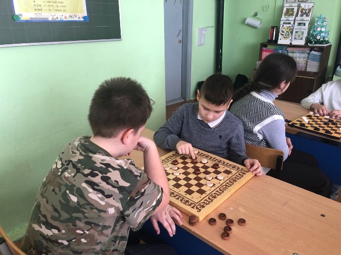 В нашей школе прошел шашечный турнир, посвященный Дню Российской Науки.